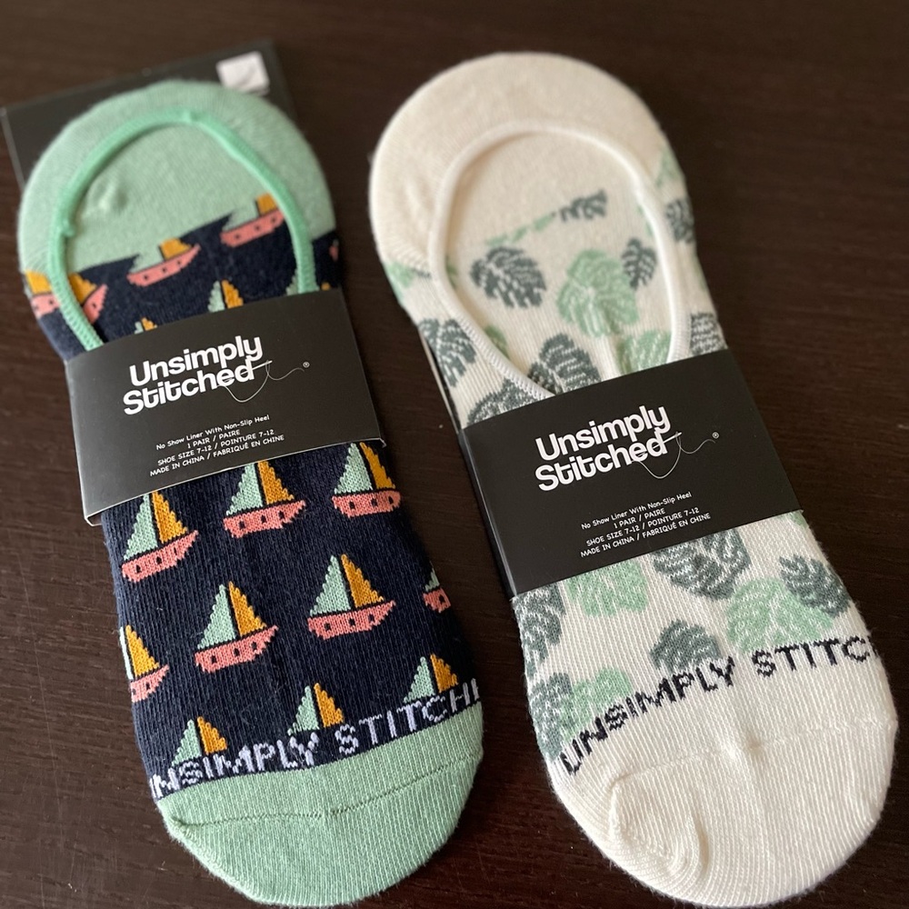 2 pairs No Show liner with non-slip heel.  Novelty prints